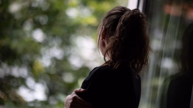 Eine frau schaut nachdenklich aus dem fenster