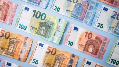 Geldscheine auf einem blauen untergrund