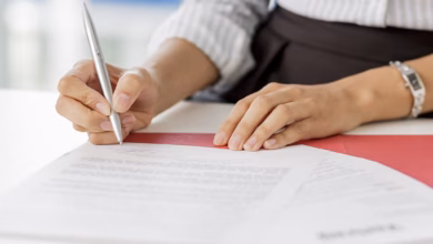 Frau unterschreibt ein arbeitszeugnis