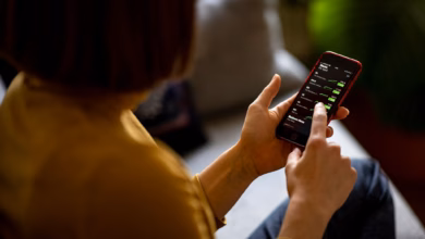 Eine frau schaut auf ihrem handy nach aktien