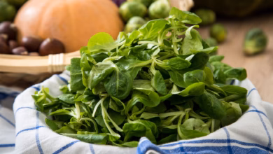 Feldsalat liegt in einer schüssel