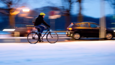 Ein fahradfahrer auf einer verschneiten straße im winter