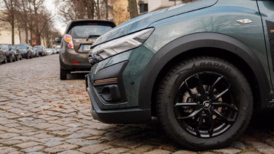 Ein pkw fährt aus einer ausfahrt