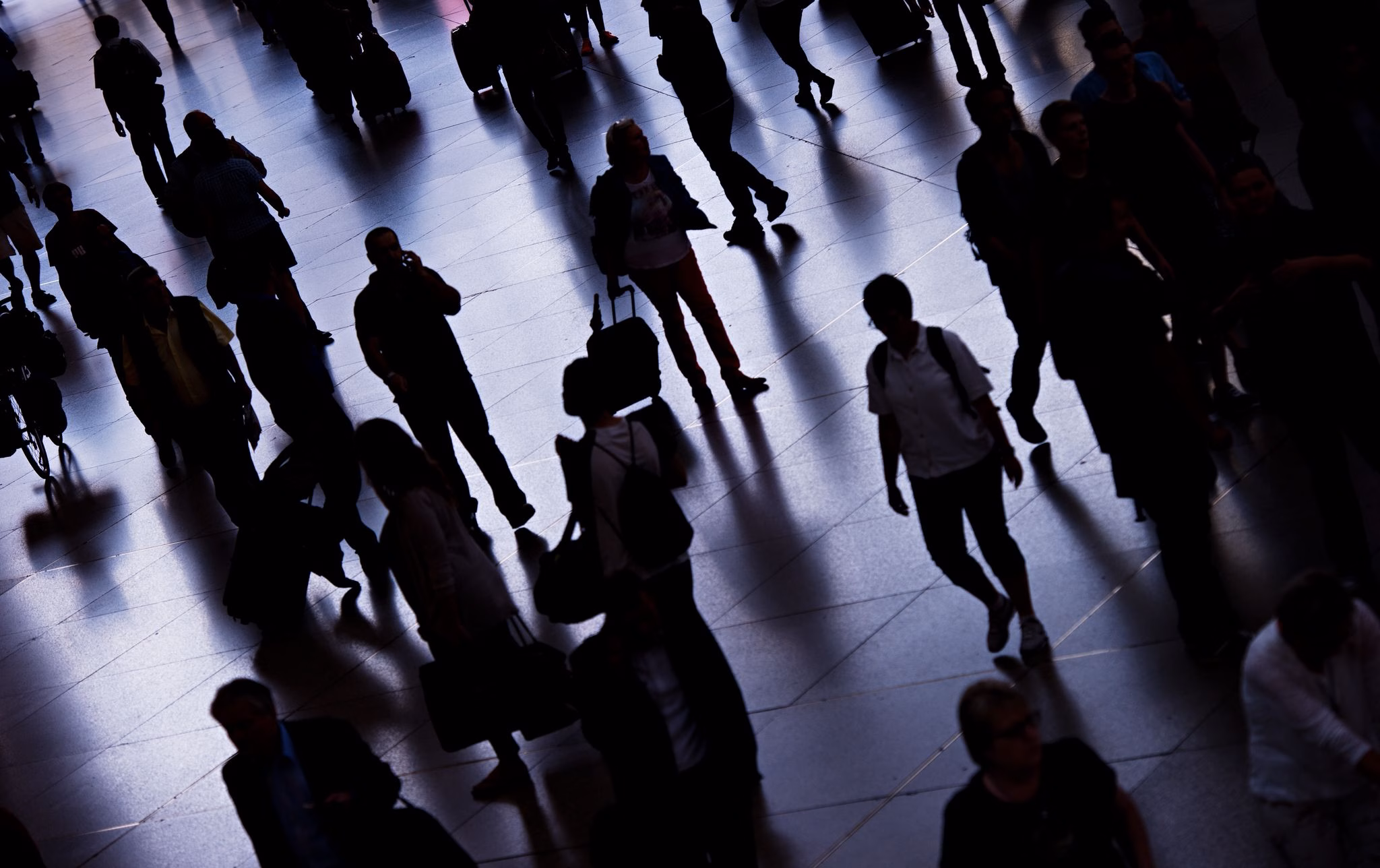 Silhouetten von passanten im hauptbahnhof in münchen