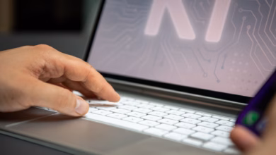 Ein mann nutzt einen ki assistenten auf einem ipad und iphone