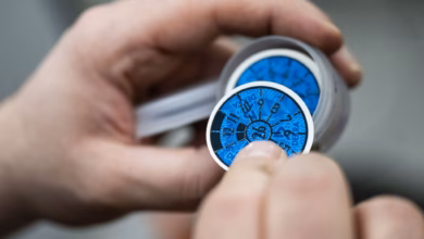 Prüfplakette in blau bei einer hauptuntersuchung