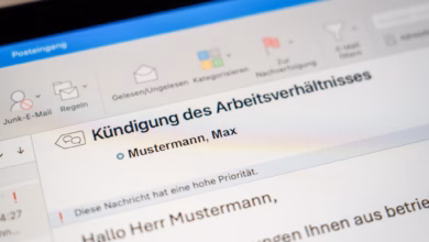 Mail mit einer kündigung ist auf einem laptop bildschirm zu sehen