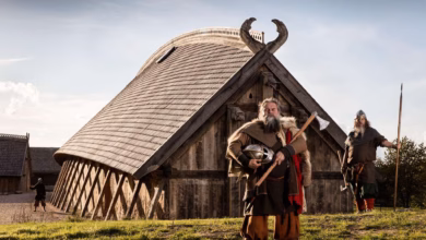 Als wikinger verkleidete schauspieler im «land der legenden»