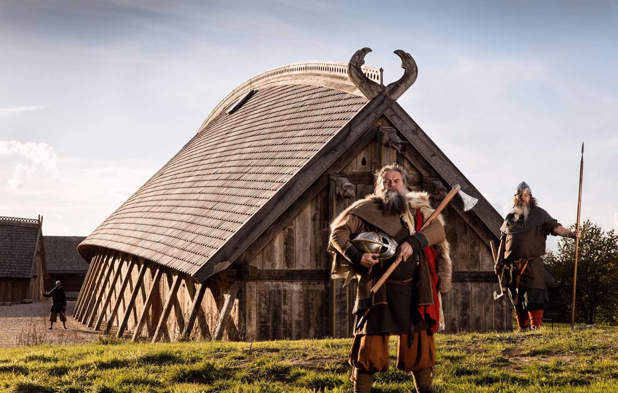 Als wikinger verkleidete schauspieler im «land der legenden»