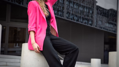 Eine junge frau trägt einen neon pink blaser