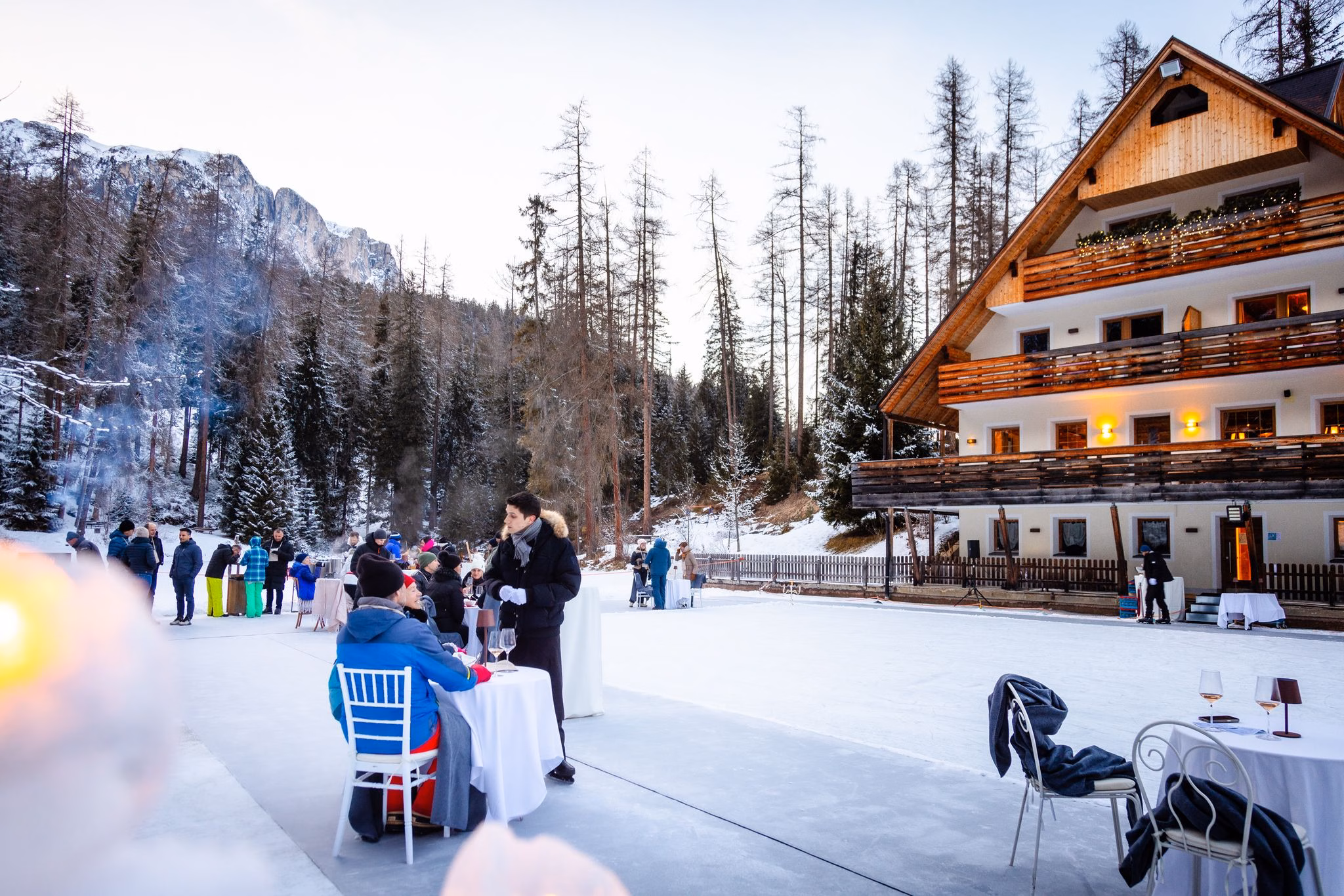Dinner auf dem gefrorenen sompunt see in alta badia