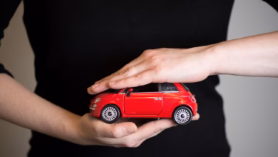 Eine frau hält ein modellauto in den händen