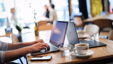 Ein mensch arbeitet an seinem computer in einem café
