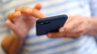 Eine frau tippt auf einem smartphone