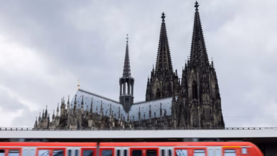Regionalbahn fährt vor dem kölner dom in den hauptbahnhof ein