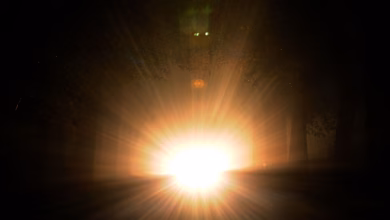 Auto mit aufblendlicht bei nacht