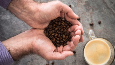 Ein mann hält kaffeebohnen in den händen