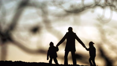 Eine frau geht mit ihren kindern spazieren