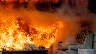 Ein brand in einem nachgestellten wohnzimmer