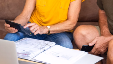 Zwei senioren überprüfen ihre finanzen