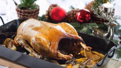 Ein gänsebraten steht auf einem festlich gedeckten tisch