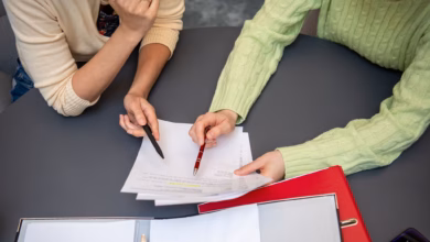 Zwei frauen bei einem beratungsgespraech