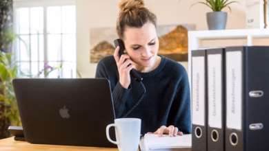 Eine frau macht ihre steuererklaerung