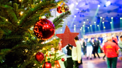 Weihnachtsschmuck hängt bei einer weihnachtsfeier am baum