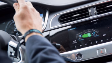 Ladezustand des akkus eines e autos ist im display zu sehen