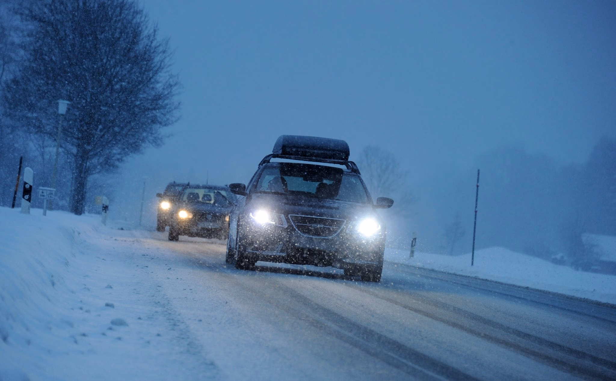 Autos fahren auf einer winterlichen landstraße