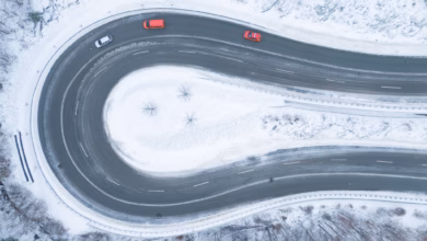 Autos fahren bei winterlichem wetter eine serpentine entlang