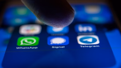 Ein finger schwebt über dem icon der signal app