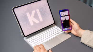 Ein mann nutzt einen ki assistenten auf einem ipad und iphone