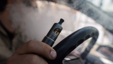 Ein mann raucht eine e zigarette im auto