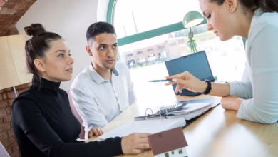 Ein paar im beratungsgespräch mit einer beraterin