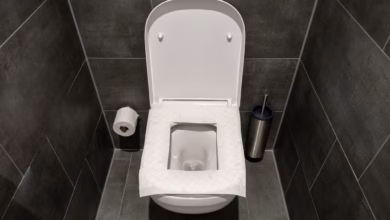 Ein toilettensitz ist mit toilettenpapier belegt