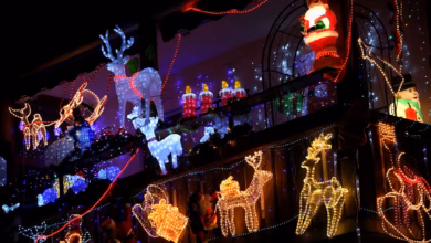 Ein weihnachtlich dekorierter balkon