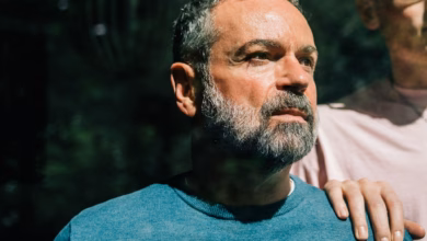 Ein mann blickt aus dem fenster