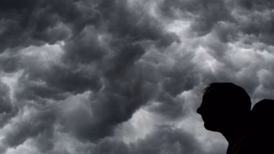 Ein mann steht unter einem stürmischen himmel