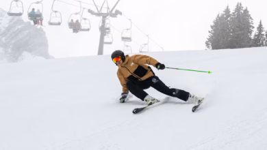 Skifahrer fährt eine skipiste hinab