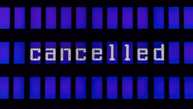 Ein flug wird auf der anzeigetafel als gestrichen ausgewiesen