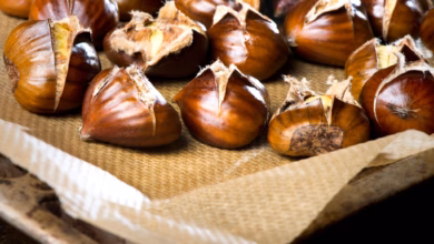 Geröstete maronen liegen auf einem backblech