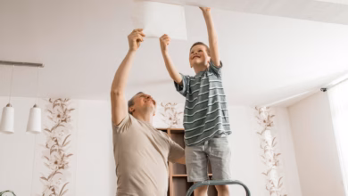 Vater und sohn tapezieren gemeinam in der wohnung