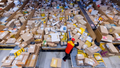 Paketzusteller sortiert in einer zustellbasis pakete