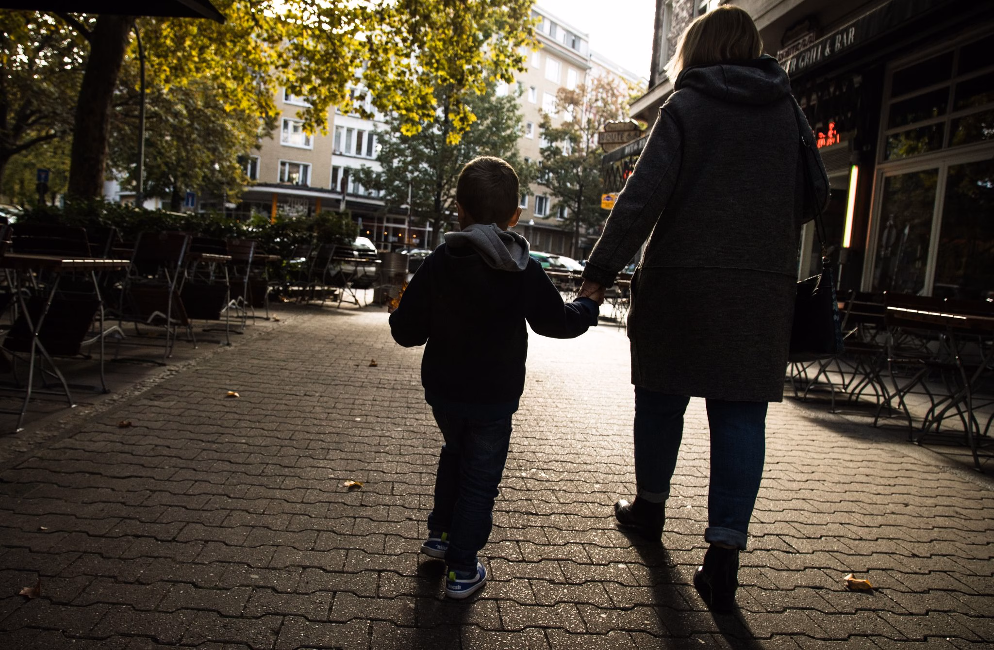 Einefrau hält ein kijd an der hand
