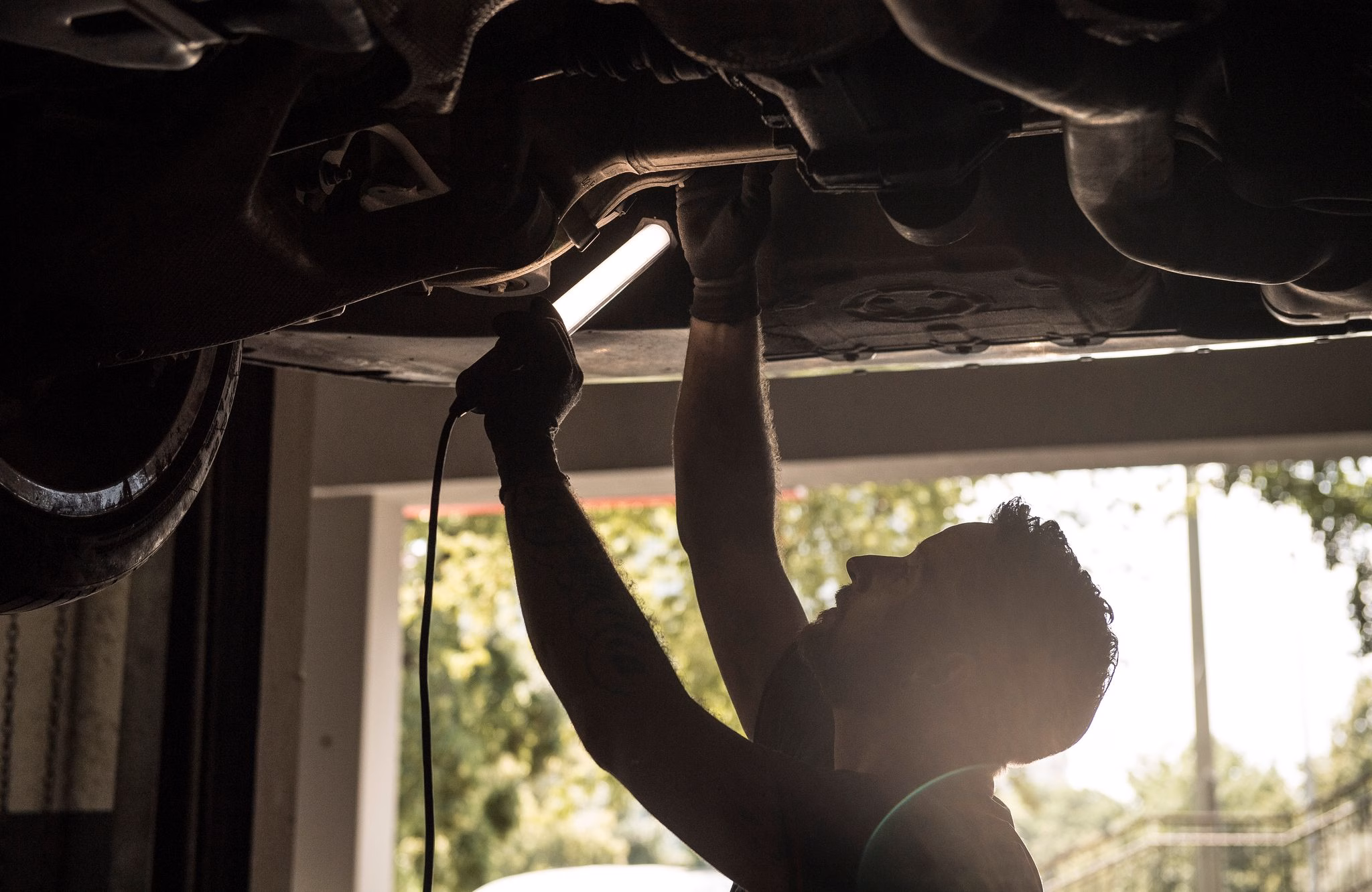 Ein kfz mechatroniker kontrolliert einen pkw