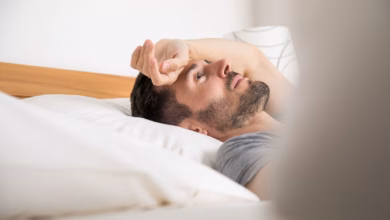 Mann liegt schlaflos im bett