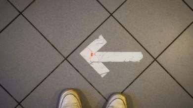 Ein pfeil aus klebeband ist auf einem fußboden zu sehen