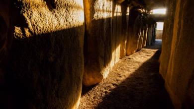 Die sonne dringt in den gang des newgrange ganggrabes ein