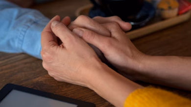 Zwei personen halten sich an den händen